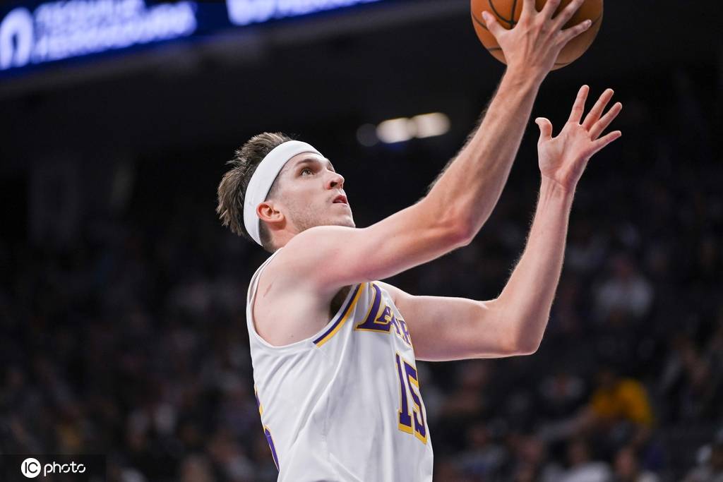 詹东缺阵里弗斯51+11+9单核带队 湖人胜国王